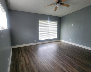 9520 W Daffodil Lane - Photo Thumbnail 13