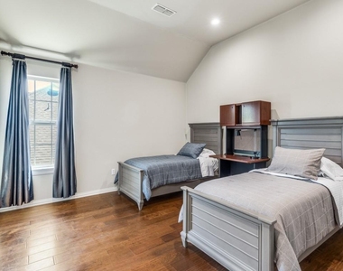 7110 Waterbury Drive - Photo Thumbnail 22