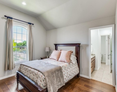 7110 Waterbury Drive - Photo Thumbnail 21
