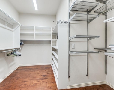 7110 Waterbury Drive - Photo Thumbnail 17