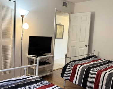 5130 Las Verdes Circle - Photo Thumbnail 23