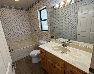 567 W College Street - Photo Thumbnail 14
