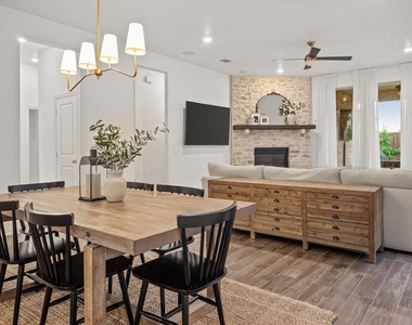2204 Saratoga Drive - Photo Thumbnail 17