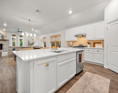 2204 Saratoga Drive - Photo Thumbnail 9