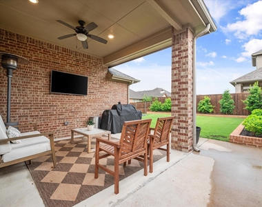 2204 Saratoga Drive - Photo Thumbnail 3