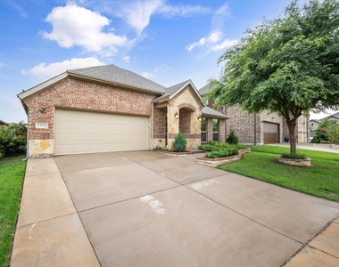 2204 Saratoga Drive - Photo Thumbnail 2