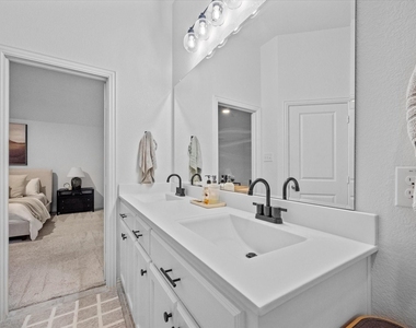 2204 Saratoga Drive - Photo Thumbnail 31