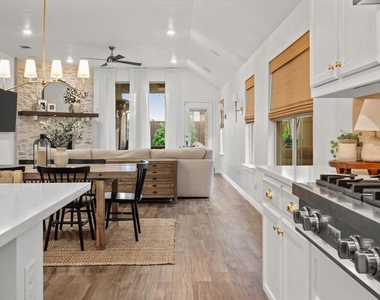 2204 Saratoga Drive - Photo Thumbnail 11