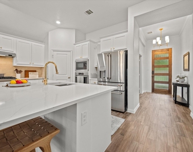2204 Saratoga Drive - Photo Thumbnail 7