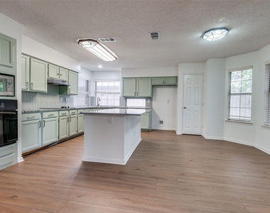 562 Mercer Street - Photo Thumbnail 7