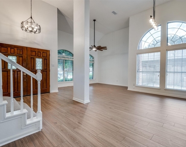 562 Mercer Street - Photo Thumbnail 5