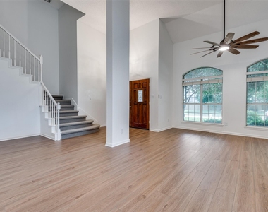 562 Mercer Street - Photo Thumbnail 3