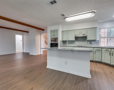 562 Mercer Street - Photo Thumbnail 8