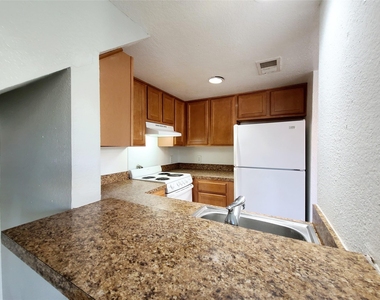 1901 N Fitzhugh Avenue - Photo Thumbnail 5