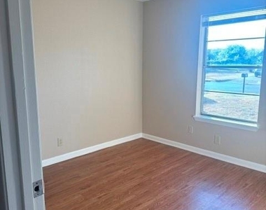 111 Freeman Street - Photo Thumbnail 7