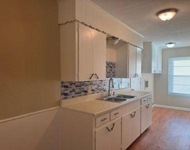 111 Freeman Street - Photo Thumbnail 4