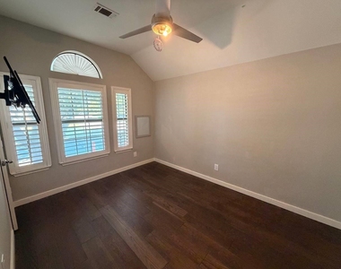 901 Ridgemont Drive - Photo Thumbnail 12