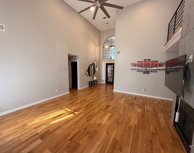 901 Ridgemont Drive - Photo Thumbnail 2