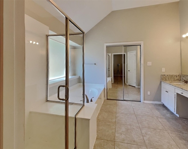 1285 Shores Boulevard - Photo Thumbnail 6