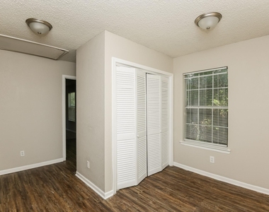 841 Hackamore Street - Photo Thumbnail 3