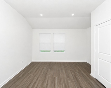 525 Jameson Street - Photo Thumbnail 12