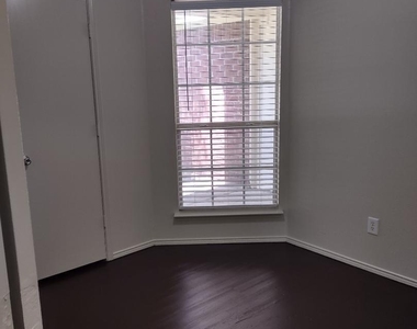 500 Fort Worth Street - Photo Thumbnail 6