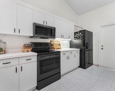 12842 Meadowbend Drive - Photo Thumbnail 20