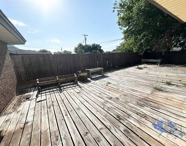 208 Cherrywood Drive - Photo Thumbnail 15