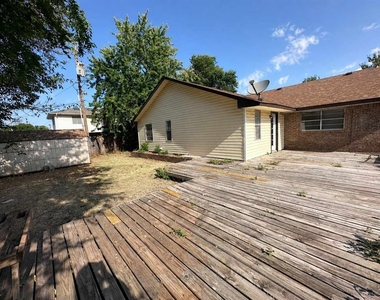 208 Cherrywood Drive - Photo Thumbnail 16