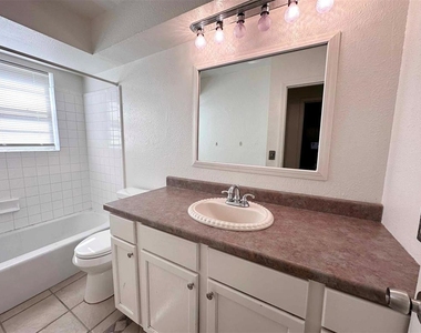 208 Cherrywood Drive - Photo Thumbnail 14