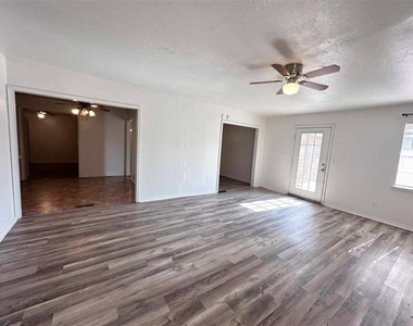 208 Cherrywood Drive - Photo Thumbnail 6