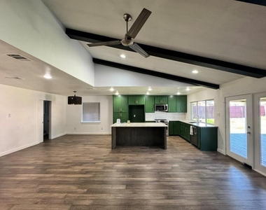 3129 Pinewood Drive - Photo Thumbnail 2