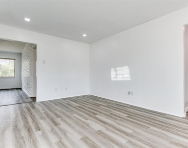1606 W Shore Drive - Photo Thumbnail 3