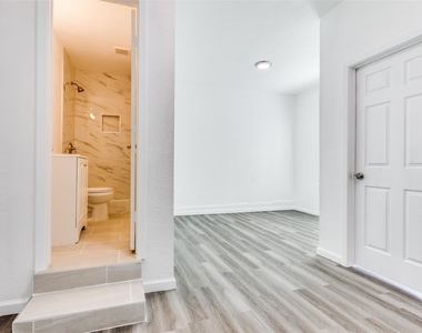 1606 W Shore Drive - Photo Thumbnail 13