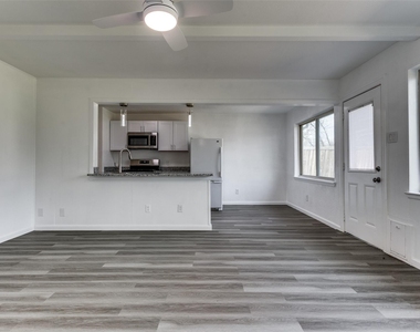 1606 W Shore Drive - Photo Thumbnail 8