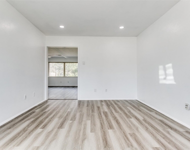 1606 W Shore Drive - Photo Thumbnail 4