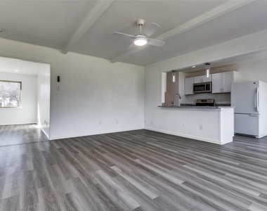 1606 W Shore Drive - Photo Thumbnail 5