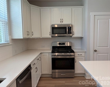 413 Nathaniel Way - Photo Thumbnail 12
