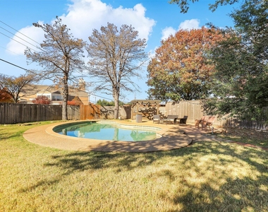 3913 Knob Hill Drive - Photo Thumbnail 5