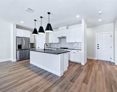 2906 Woodland Street - Photo Thumbnail 3