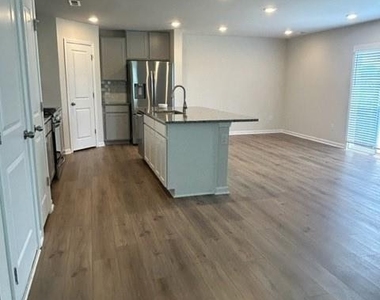 212 Brentwood Drive - Photo Thumbnail 4