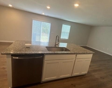 212 Brentwood Drive - Photo Thumbnail 5