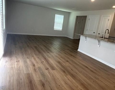 212 Brentwood Drive - Photo Thumbnail 8