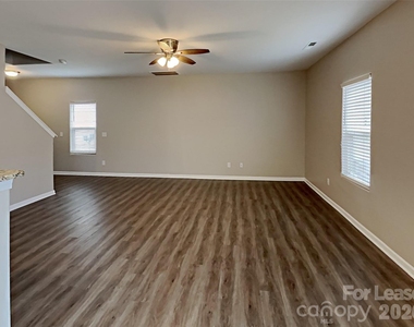 1372 Waylon Avenue - Photo Thumbnail 7