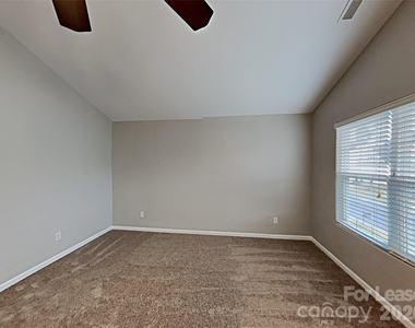 1372 Waylon Avenue - Photo Thumbnail 11