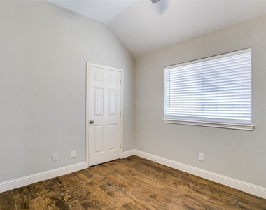 2103 Amherst Drive - Photo Thumbnail 12
