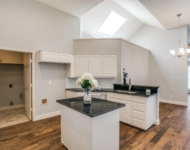 2103 Amherst Drive - Photo Thumbnail 6