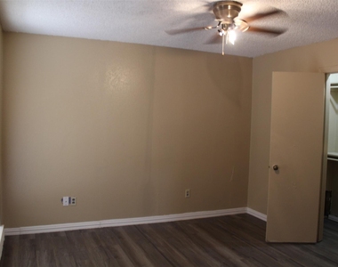 9022 Greenmound Avenue - Photo Thumbnail 14