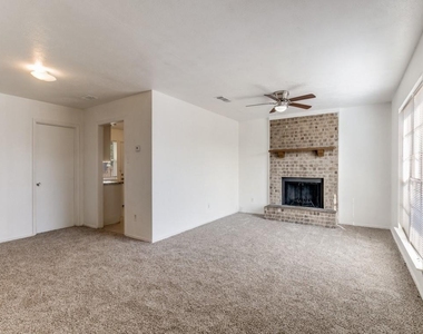 2321 Colonial - Photo Thumbnail 3