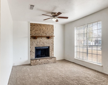 2321 Colonial - Photo Thumbnail 4